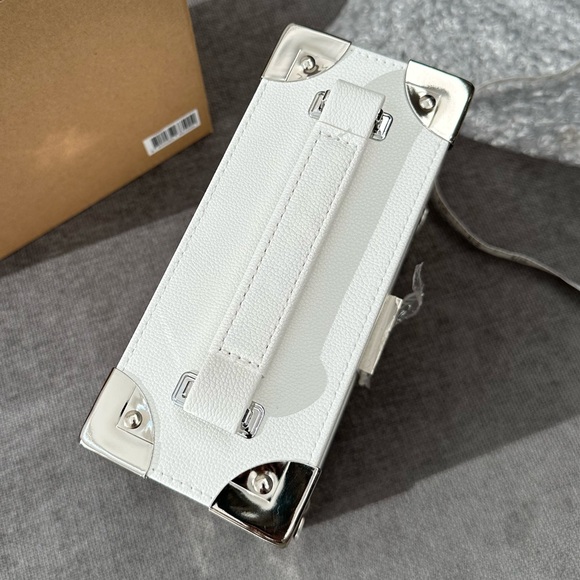 NIB Sulwhasoo Faux White Leather Box with Silver Accents - Picture 7 of 13